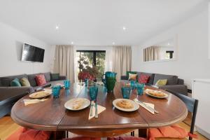 a dining room with a table and a couch at Hermitage Road Apartment By Morethanstays in London