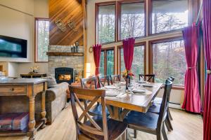 Η κουζίνα ή μικρή κουζίνα στο Ski and Golf Cozy North Conway Mountain Cabin!