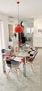 ein Esszimmer mit Glastisch und Stühlen in der Unterkunft Villa Estrella de Blanca in La Oliva