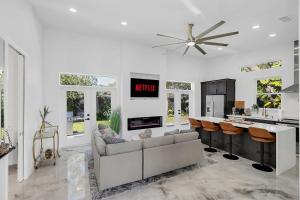 Et tv og/eller underholdning på Florida HappyNest Secluded Luxury Guesthouse