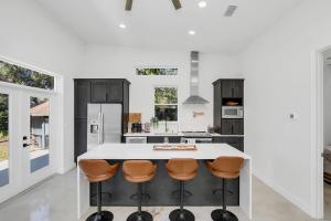 Køkken eller tekøkken på Florida HappyNest Secluded Luxury Guesthouse