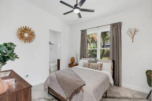 En eller flere senge i et værelse på Florida HappyNest Secluded Luxury Guesthouse