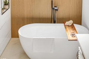 Et badeværelse på Florida HappyNest Secluded Luxury Guesthouse + 38 billeder