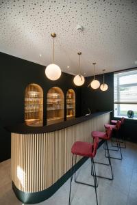 eine Bar mit roten Stühlen in einem Restaurant in der Unterkunft Château de Berlieren in Plombières