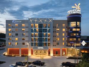 开普吉拉多The Riverview的大楼前有停车位的酒店