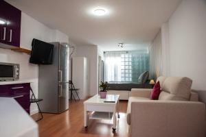 a living room with a couch and a table at Apartamento Greco in Ronda