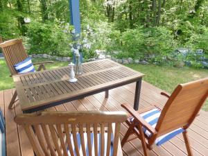 a wooden table and two chairs on a deck at Hillhouse - Ferienhaus mit Sauna in Extertal