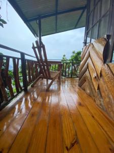 a wooden floor with a bench on a balcony at La casa abue in San Pablo La Laguna +4 photos