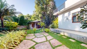 Zahrada ubytování Coastal Dream House with Jacuzzi - 3 Bedrooms - Just Steps from a Stunning Beach + 38 fotografií