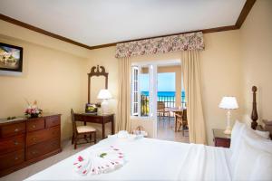 Postel nebo postele na pokoji v ubytování Rooms On The Beach Negril + 15 fotografií