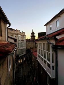 - une vue sur une ruelle avec des bâtiments et une tour de l'horloge dans l'établissement Hotel Real, à Saint-Jacques-de-Compostelle 13 autres photos