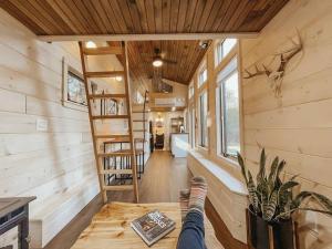 ChesterにあるSage House at Camp Greenwood Vermont with Saunaの小さな家のテーブルに足を置いた者 +40枚の写真