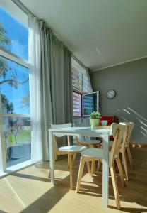 a dining room with a table and chairs and a window at Otium casa vacanze-servizio spiaggia incluso a 250 mt-struttura pet friendly in Giulianova