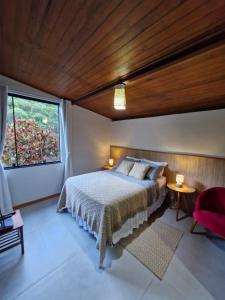 Postel nebo postele na pokoji v ubytování Chalé da Cachoeira - Cachoeira particular dentro da hospedagem