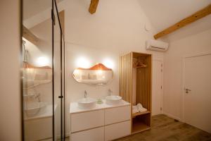 ein Badezimmer mit zwei Waschbecken und einer Dusche in der Unterkunft Château de Berlieren in Plombières