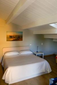 a bedroom with a large white bed in a room at Otium casa vacanze-servizio spiaggia incluso a 250 mt-struttura pet friendly in Giulianova