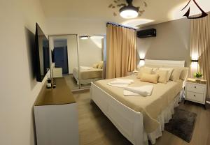 a bedroom with a large bed and a mirror at Apto. El Escape Punta Cana, impuestos incluidos in Punta Cana +53 photos
