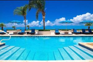 Bazen v nastanitvi oz. blizu nastanitve Private Poolside, Loft-Like Condo with Panoramic Grace Bay Views, Walk to Beach, Restaurants, & Turtle Cove Marina!