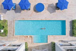 Bazen v nastanitvi oz. blizu nastanitve Private Poolside, Loft-Like Condo with Panoramic Grace Bay Views, Walk to Beach, Restaurants, & Turtle Cove Marina!