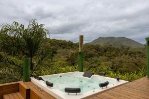 einen Whirlpool auf einer Terrasse mit Bergen im Hintergrund in der Unterkunft Grajagan Mata Atlântica in Antonina + 83 Fotos