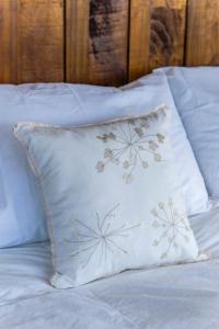 a pillow sitting on top of a bed at Bulawayo Lodge in Urubici +243 photos