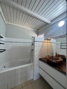 Ένα μπάνιο στο Villa Hibiscus , piscine & jacuzzi