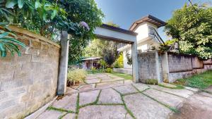 Zahrada ubytování 3 Bedroom Quiet Coastal House few steps from the stunning beach