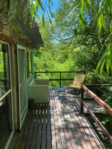 eine Veranda eines Hauses mit einer Badewanne darauf in der Unterkunft Casa Bagüala in Tigre