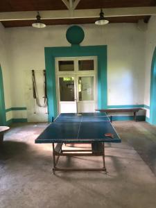 eine Tischtennisplatte in der Mitte eines Zimmers in der Unterkunft Casa Bagüala in Tigre