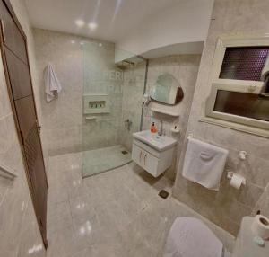 Bathroom sa Experience Pyramids VIEW