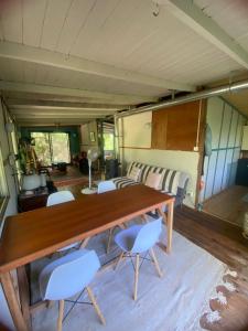 ein großer Holztisch in einem Raum mit Stühlen in der Unterkunft Casa Bagüala in Tigre