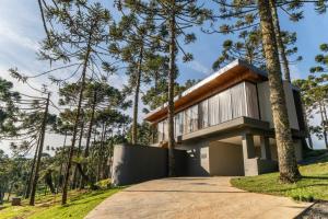 a house on a hillside with trees at Bulawayo Lodge in Urubici