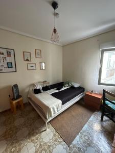 Postel nebo postele na pokoji v ubytování Großes modernes Zimmer "Silber" für 2 Personen und Katzenliebhaber