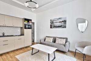 een woonkamer met een bank en een tafel bij Marais Elegence Suites - Two bedrooms in Parijs