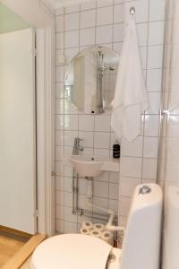 Ένα μπάνιο στο Bright and modern apartment on a quiet street +4 φωτογραφίες