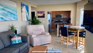 Kuchyň nebo kuchyňský kout v ubytování 90210 Beach House Top Unit