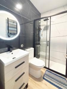 a bathroom with a toilet and a sink and a shower at Nuevo, luminoso y céntrico in Madrid