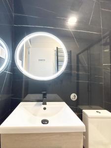 a bathroom with a white sink and a mirror at Nuevo, luminoso y céntrico in Madrid