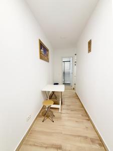 a white room with a table and a chair at Nuevo, luminoso y céntrico in Madrid