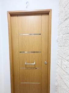 a wooden door with a number on top of it at Nuevo, luminoso y céntrico in Madrid