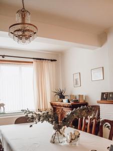 a dining room with a table and a chandelier at Vakantiewoning Wurfeldermolen in Maaseik
