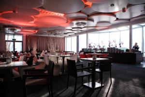 a restaurant with tables and chairs and red ceilings at Velapart in Władysławowo