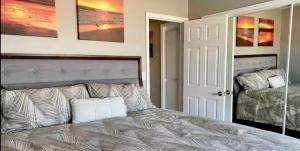 Postel nebo postele na pokoji v ubytování 90210 Beach House Top Unit