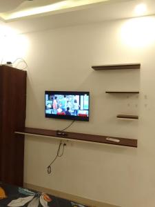 ein Wohnzimmer mit einem TV an der Wand in der Unterkunft Anu'S 2 Luxury studio resrt apart close to candolim beach for 5ppl in Candolim + 6 Fotos