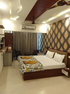 ein Schlafzimmer mit einem großen Bett in einem Zimmer in der Unterkunft Anu'S 2 Luxury studio resrt apart close to candolim beach for 5ppl in Candolim
