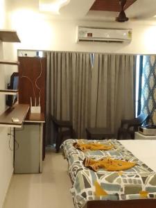 ein Hotelzimmer mit einem Bett und einem Tisch und Stühlen in der Unterkunft Anu'S 2 Luxury studio resrt apart close to candolim beach for 5ppl in Candolim