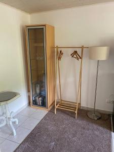una stanza con una vetrina e una lampada di Ferienwohnung Eschbach Hof 2 am Nürburgring a Herresbach