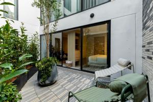 a patio with a chair and some plants at Capitalia Hipodromo Condesa in Mexico City