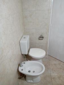 une salle de bains avec toilettes et lavabo dans l'établissement Casas de Carlos en San Rafael Complejo coronel campos, à San Rafael