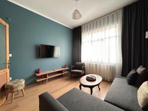 un salon avec un canapé et une table dans l'établissement Waterfront Villa by the Tram - Private Terrace with Dome & Golden Horn View in Fatih, à Istanbul